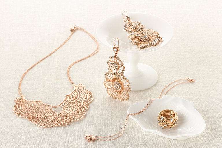 Ideal Wedding Jewelry - Gold wedding jewelry ideal for an Ivory wedding dress