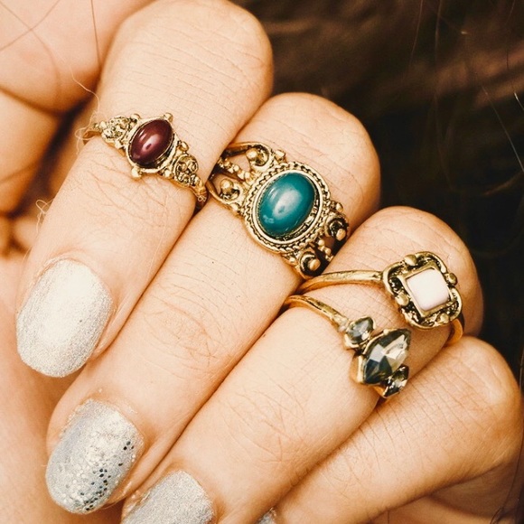 rings on finger