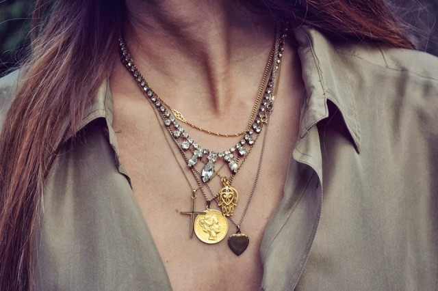 Can you wear gold and silver jewelry together?