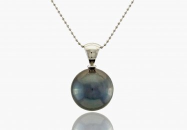 10 Black Pearl Necklaces that Look Stunning
