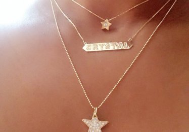 10 Gold Nameplate Necklaces That Have Our Name All Over Them