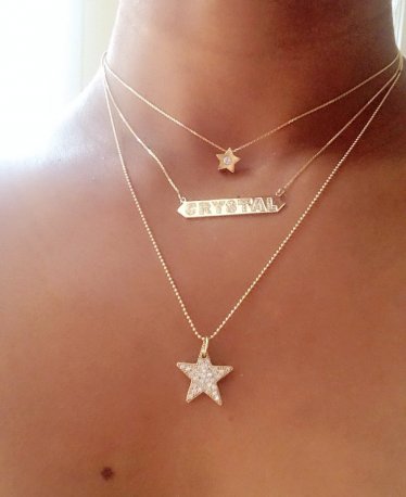 10 Gold Nameplate Necklaces That Have Our Name All Over Them