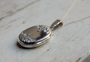 Picture Necklace Pendants to Always Have Your Loved Ones Near Your Heart