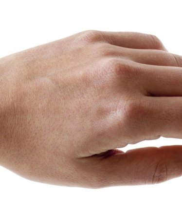 10 Red String Bracelets to Bring You Good Luck