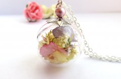 A Collection of Flower Necklaces Perfect for Spring Season