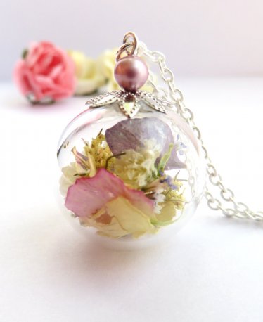 A Collection of Flower Necklaces Perfect for Spring Season