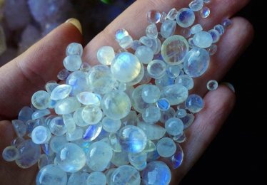 Moonstone Meaning, Healing Properties & Jewelry