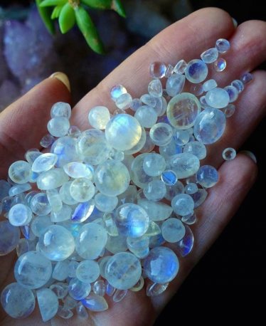 Moonstone Meaning, Healing Properties & Jewelry