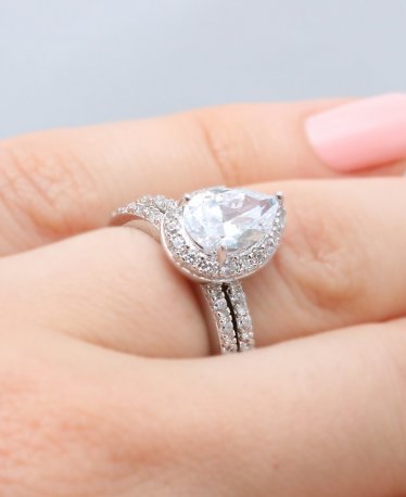 10 Best Pear Shaped Engagement Rings