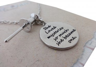 7 Best Quote Necklaces to Put Your Hands On!